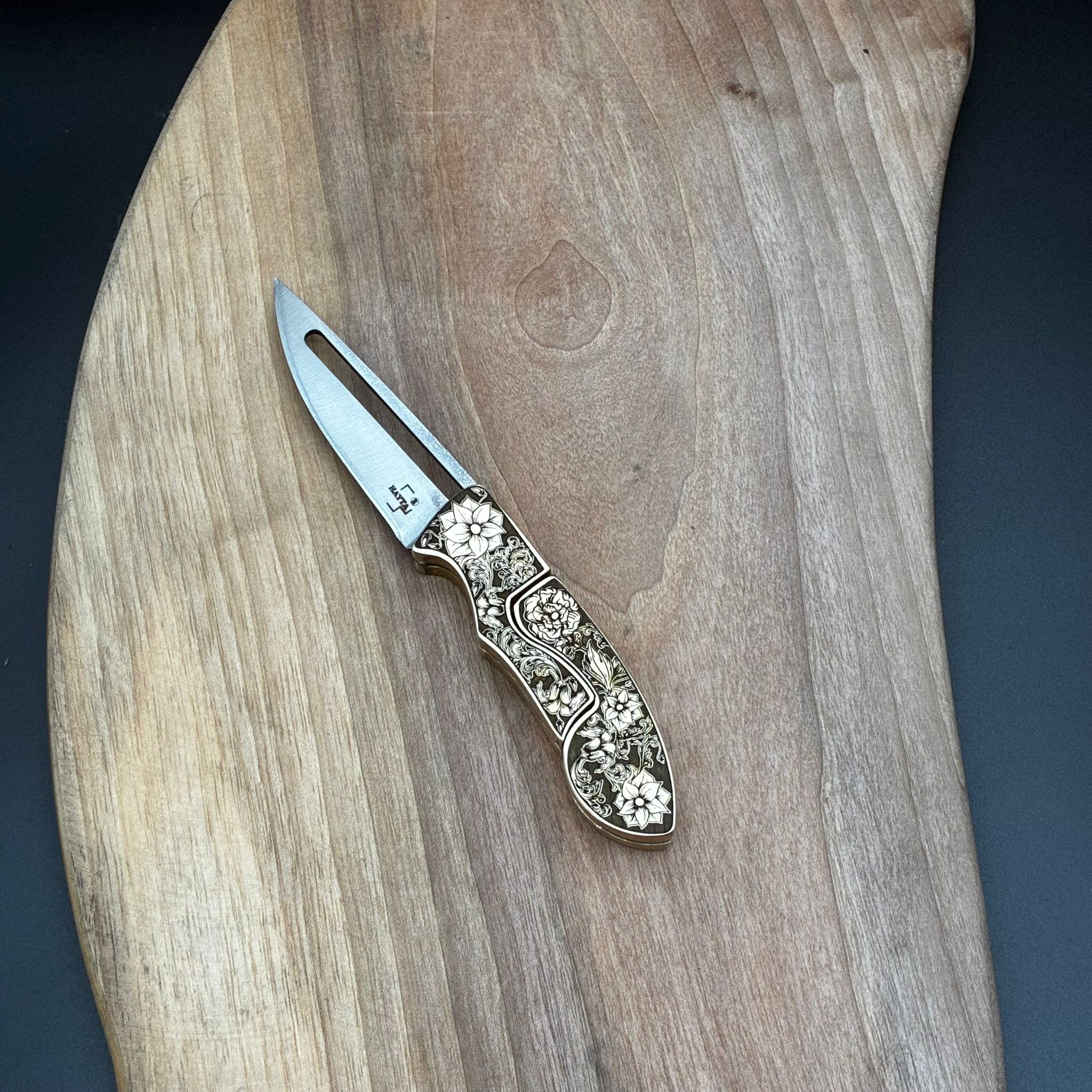 METOD GRAVÜRLÜ SARI KOLEKSİYONLUK ÇAKI 10513